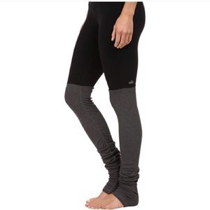 Alo goddess leggings in black / stormy Heather